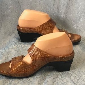 Helle Size 41 Gold and Copper Slip Ons 2.5" Heel